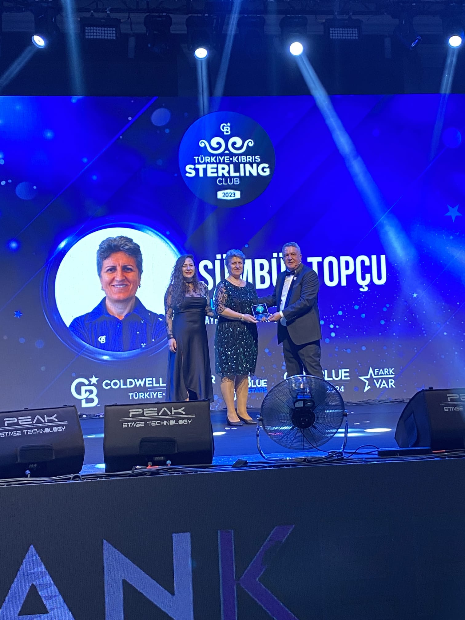 Sümbül Topçu Sterling Club 2023 ödül sahnesinde