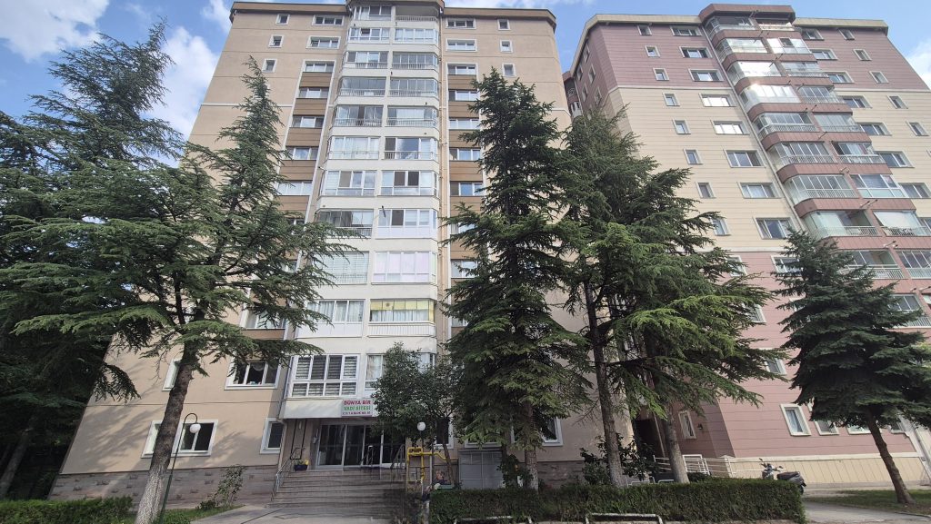 ÇİĞDEM MAHALLESİ’NDE SİTE İÇİNDE ARA KAT 3+1 SATILIK DAİRE